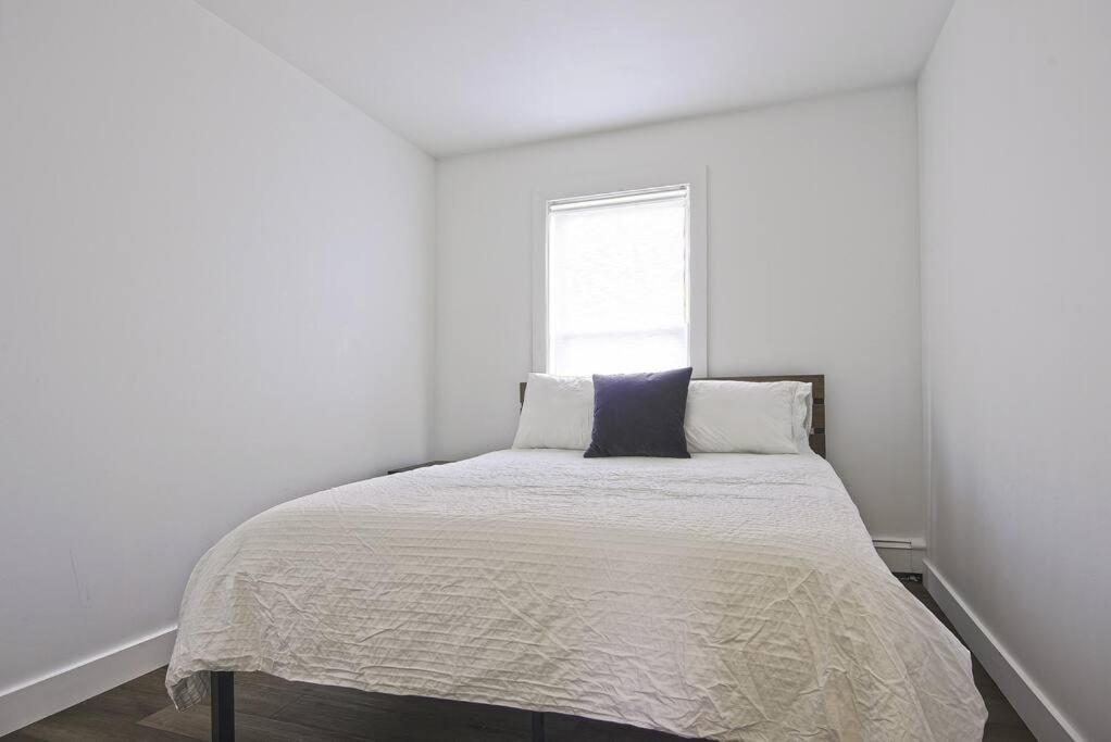 Downtown Prestige: Parking, King Bed, Sleeps 6 Apartment Sherbrooke Luaran gambar