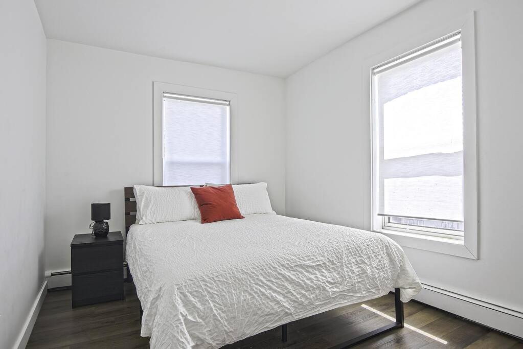 Downtown Prestige: Parking, King Bed, Sleeps 6 Apartment Sherbrooke Luaran gambar