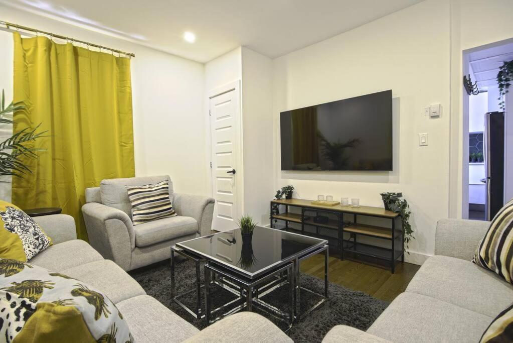 Downtown Prestige: Parking, King Bed, Sleeps 6 Apartment Sherbrooke Luaran gambar